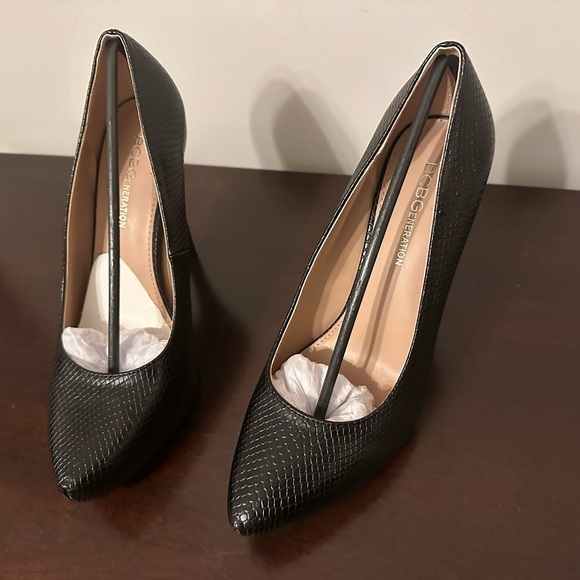 BCBG GENERATION BLACK LIZARD PENNI PUMP SIZE 8 - Picture 4 of 7